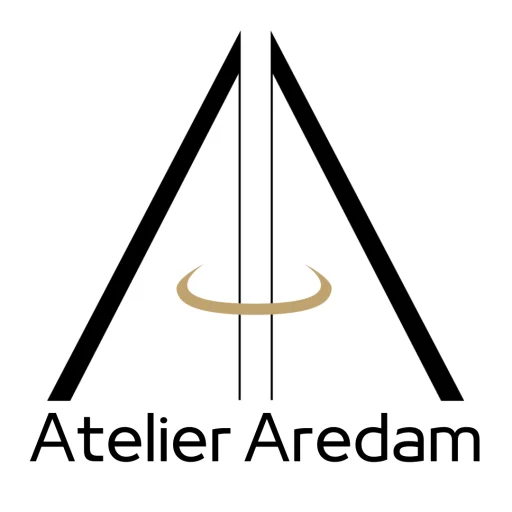 Logo de l'entreprise Atelier Aredam. Il est noir et doré sur fond blanc. - Atelier Aredam