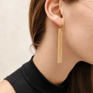 Photo d'une personne portant une boucle d'oreille en orme