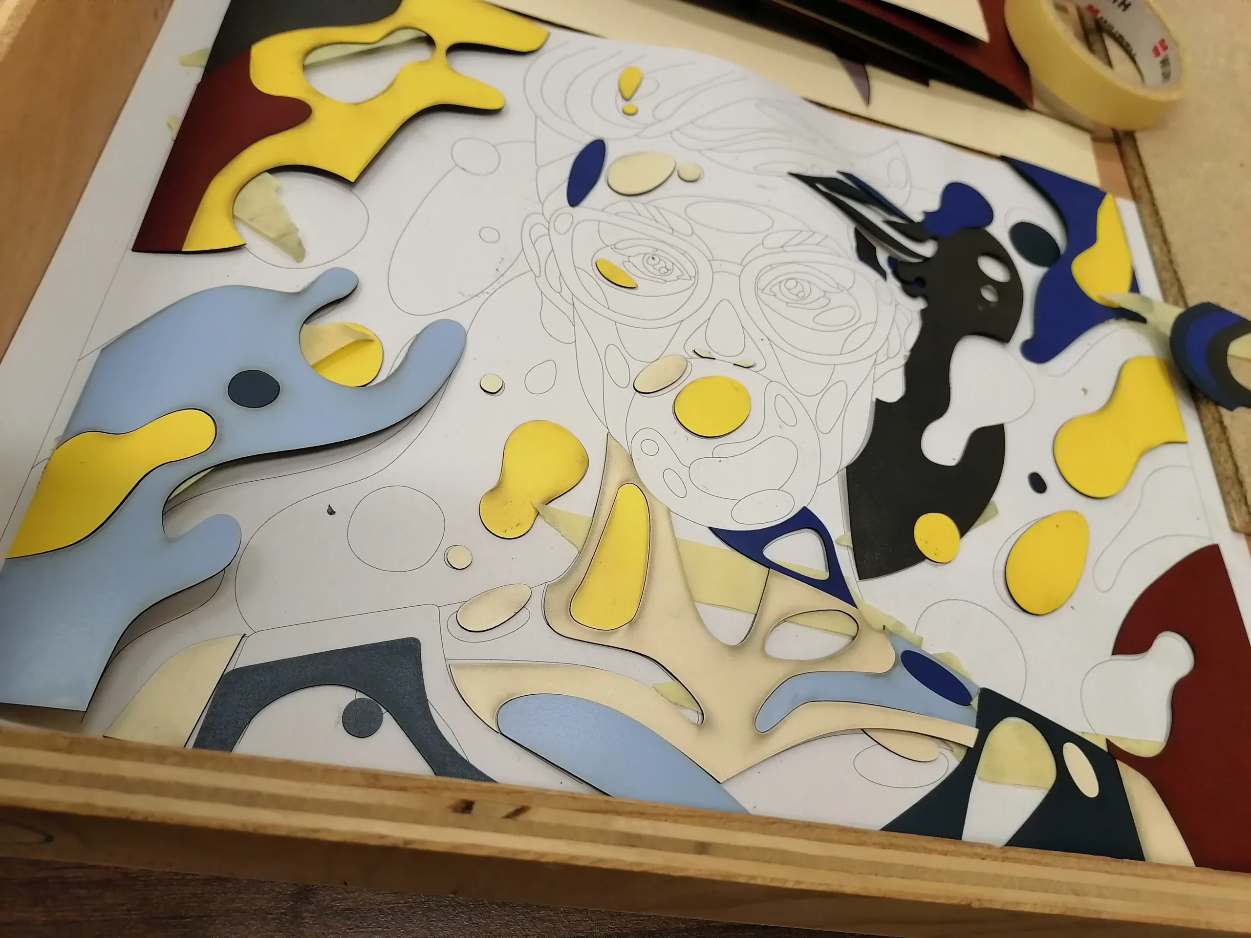 assemblage d'une marqueterie représentant un papillon