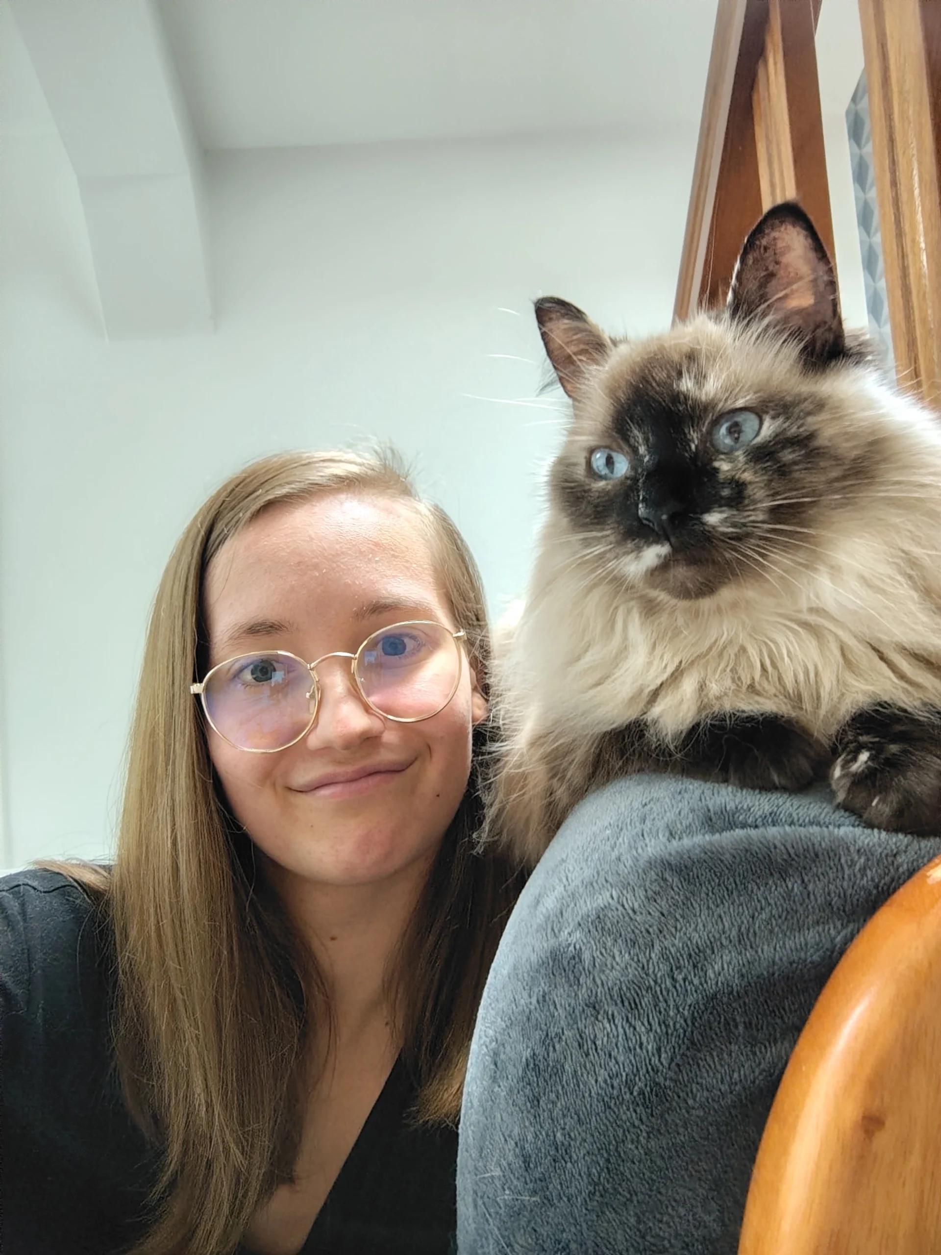 Une photo de la fondatrice de l'atelier aredam avec son chat