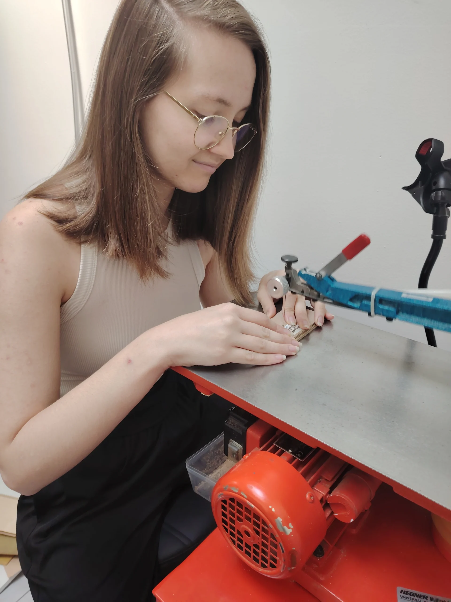 Une personne en train de travailler sur une scie à chantournée - Atelier Aredam