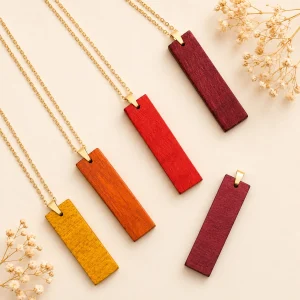 Image d'un ensemble de pendentif en bois teinté. Il y en a 1 jaune, 1 orange, 1 rouge et 2 bordeaux