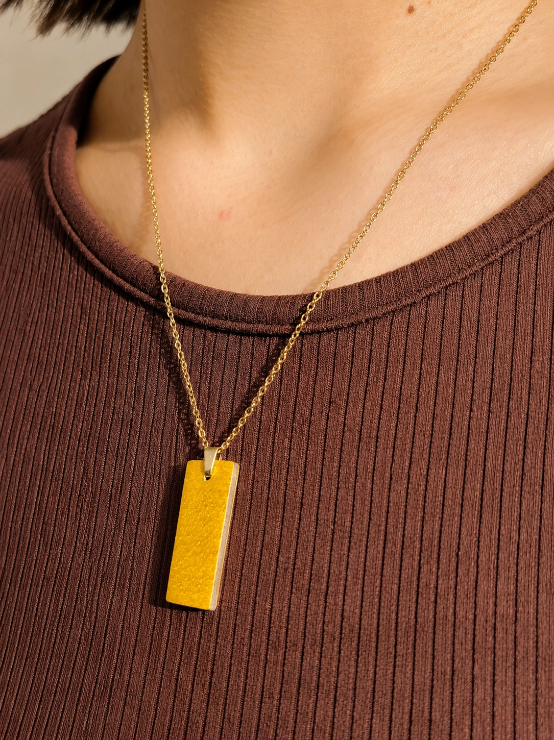 Image d'un pendentif monolithe jaune