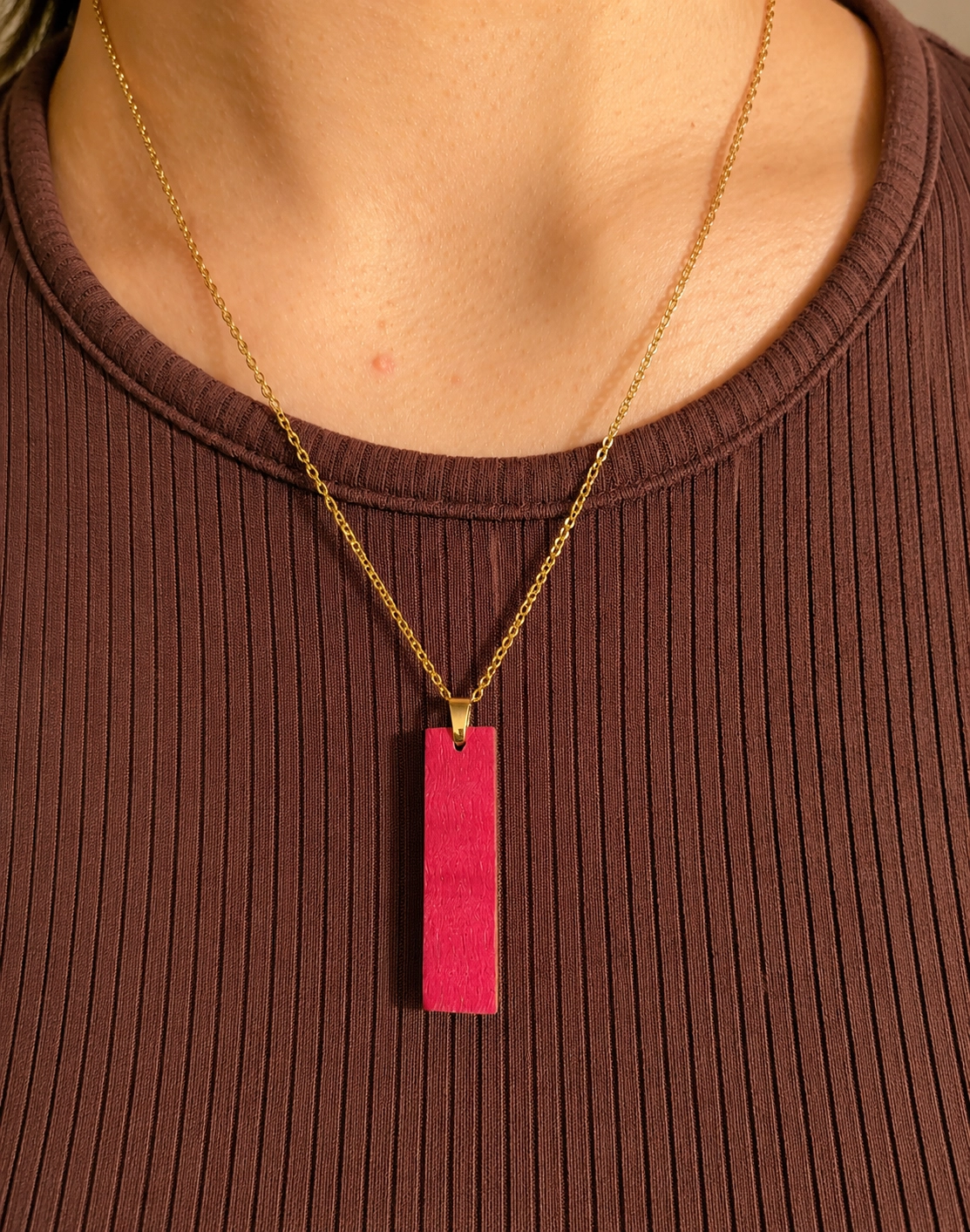 Image d'un pendentif monolithe rouge
