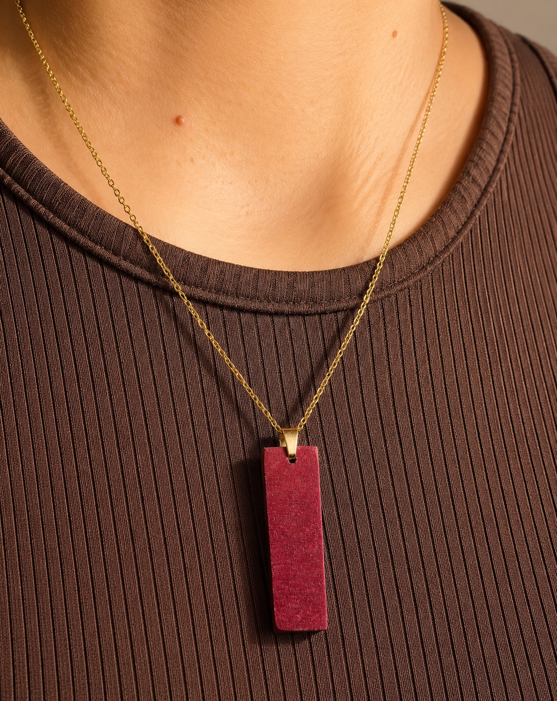 Image d'un pendentif monolithe bordeaux