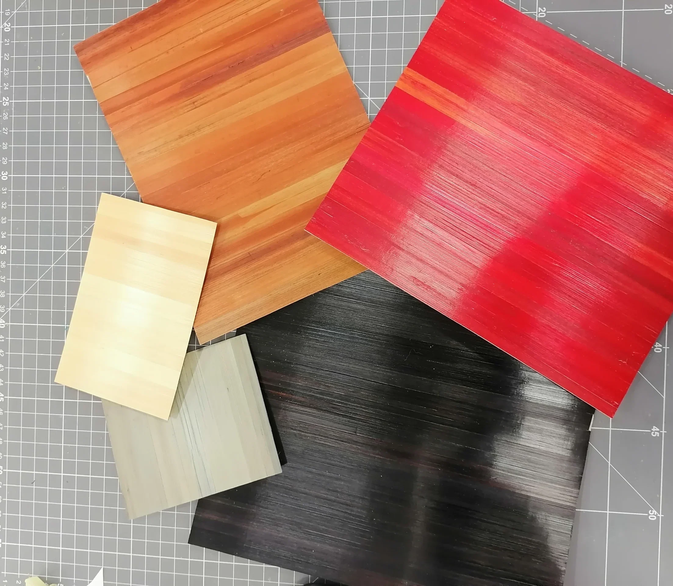Plusieurs applat de paille : un noir, un rouge, un orange, un naturel et un gris