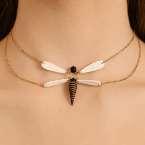 photo d'une personne portant un collier ras du cou en forme d'abeille