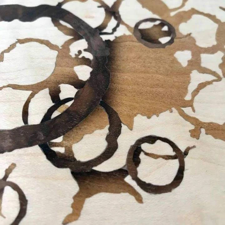 un zoom sur une marqueterie représentant des ronds de thé