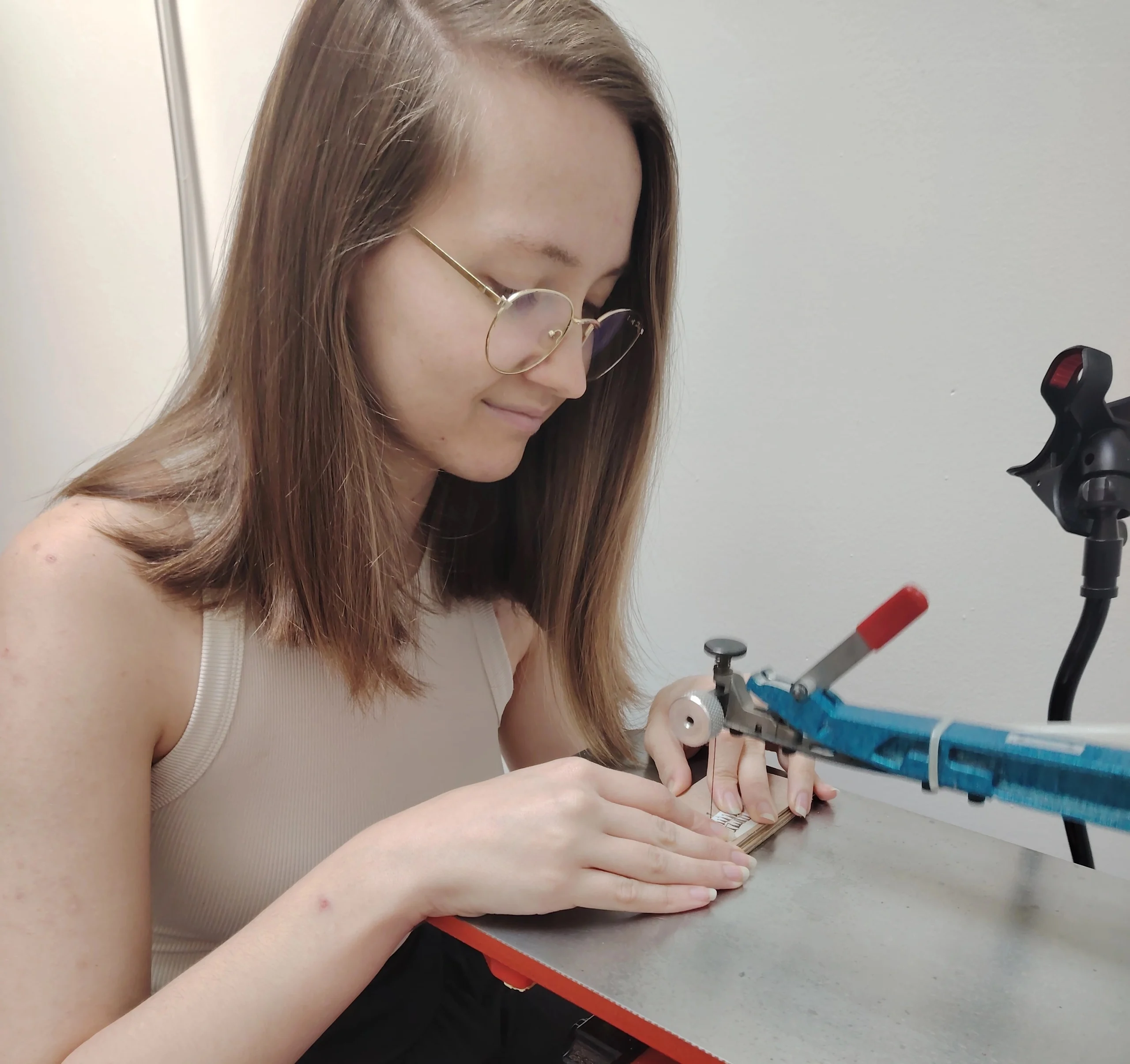 Une personne en train de travailler sur une scie à chantournée - Atelier Aredam