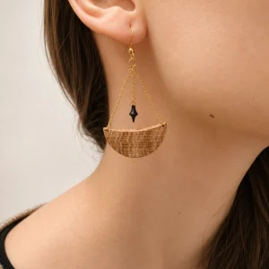 Image d'une personne portant une boucle d'oreille en chêne et ébène