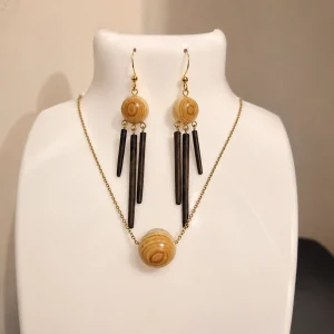Image d'un ensemble de bijoux comprenant des boucle d'oreille et un collier. En lilas et en buis teinté noir