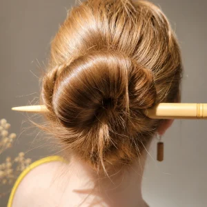 Image d'une personne portant un pic à cheveux en buis