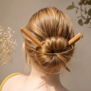 Image d'une personne portant un pic à cheveux en frêne