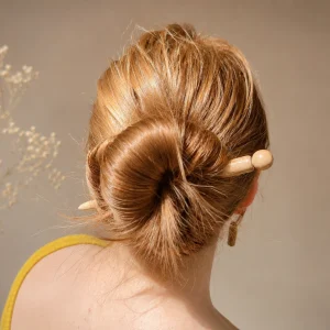 Image d'une personne portant un pic à cheveux en orme et lilas